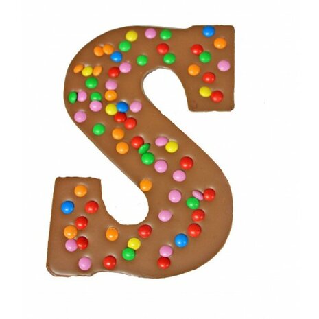 Chocoladeletter met smarties