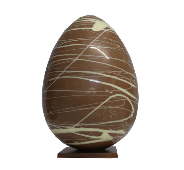 Reuze ei op voet paas chocolade