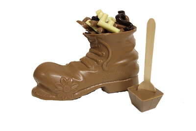 Chocolade schoen met chocolademelk lepel